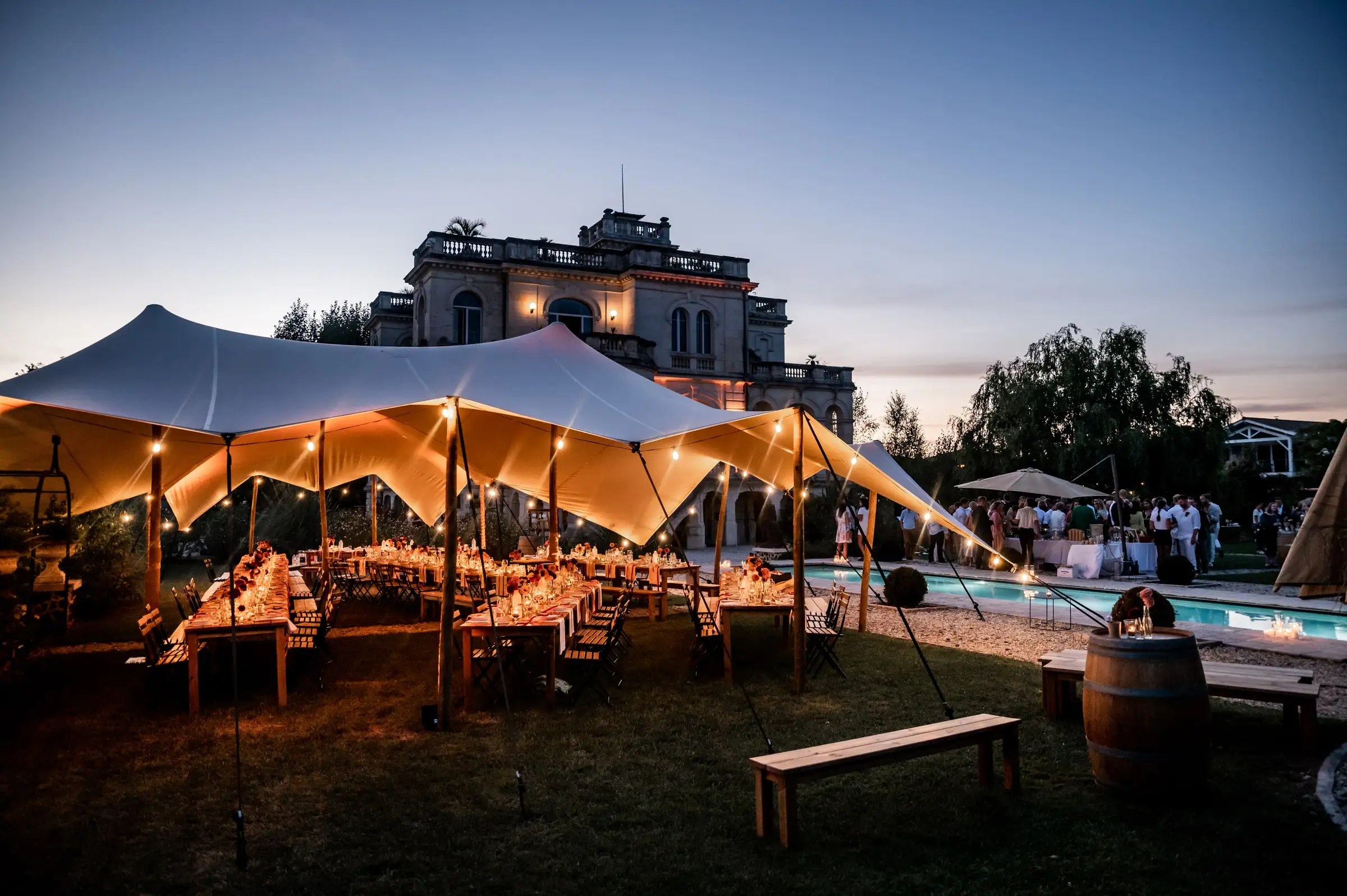 Réception de mariage sous chapiteau devant le Château Mader, à la nuit tombée