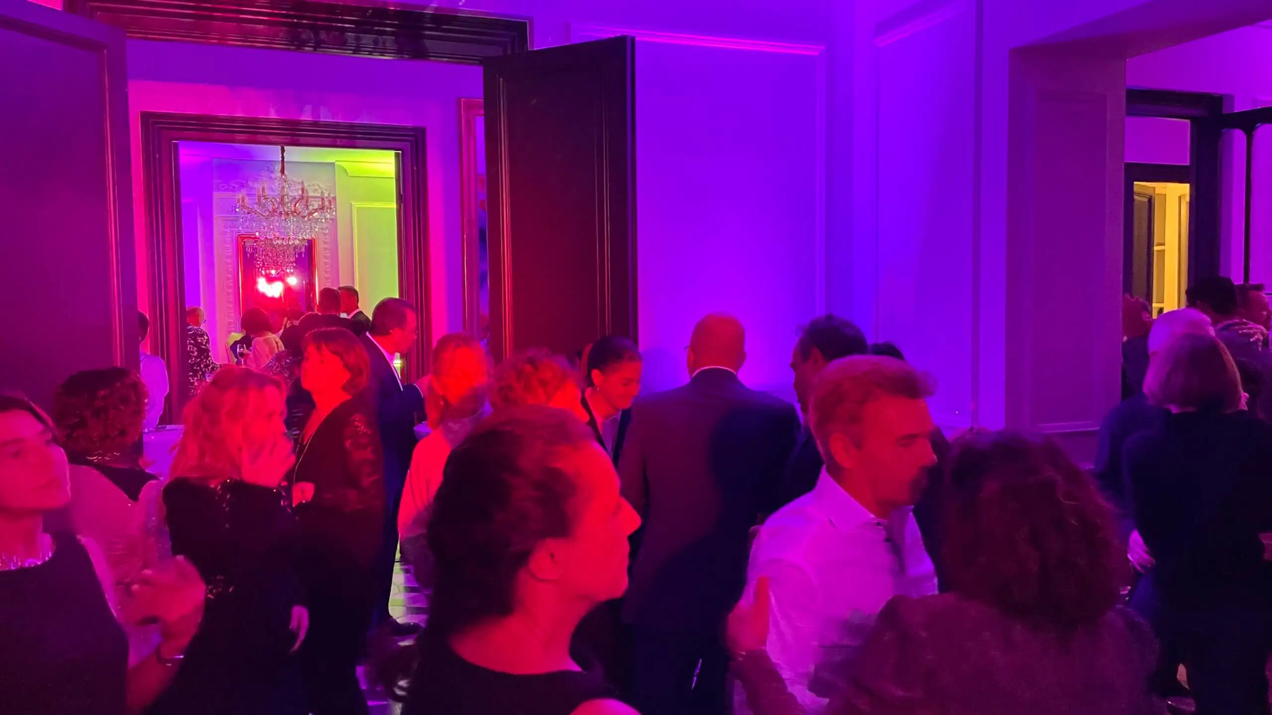Salle de réception en violet, invités qui dansent