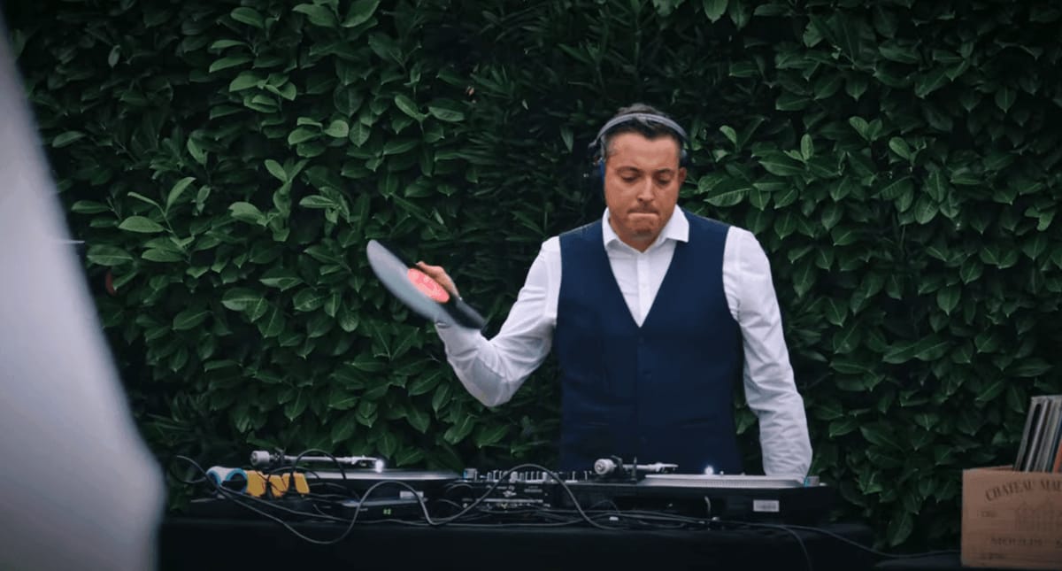 Bar à vinyles Pioneer en cocktail de mariage